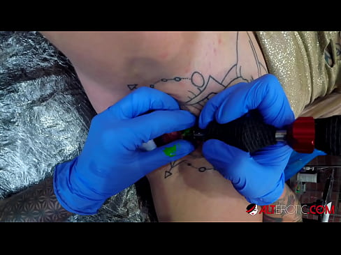 ❤️ tattooed ທີ່ສຸດ Hottie Sully Savage ໄດ້ຮັບ tattoo ສຸດ clitoris ຂອງນາງ ️❌ ໜັງໂປ້ ທີ່ lo.passionateembracespotlight.ru ❌❤